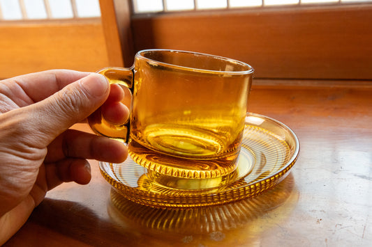 琥珀ガラスのマグカップ